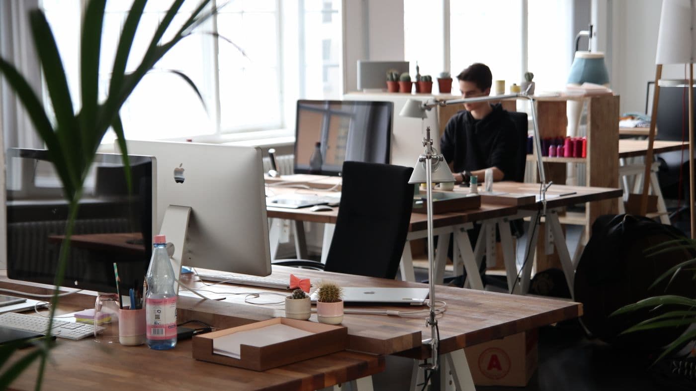 Plateau de bureaux lumineux avec postes de travail en open space